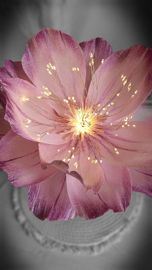 Fleur lumineuse sur tige