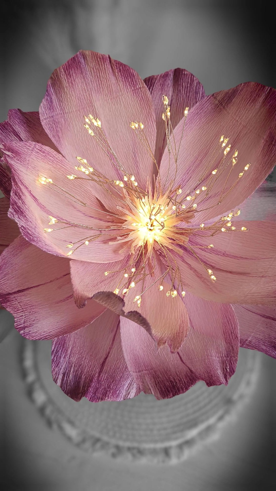 Fleur lumineuse sur tige