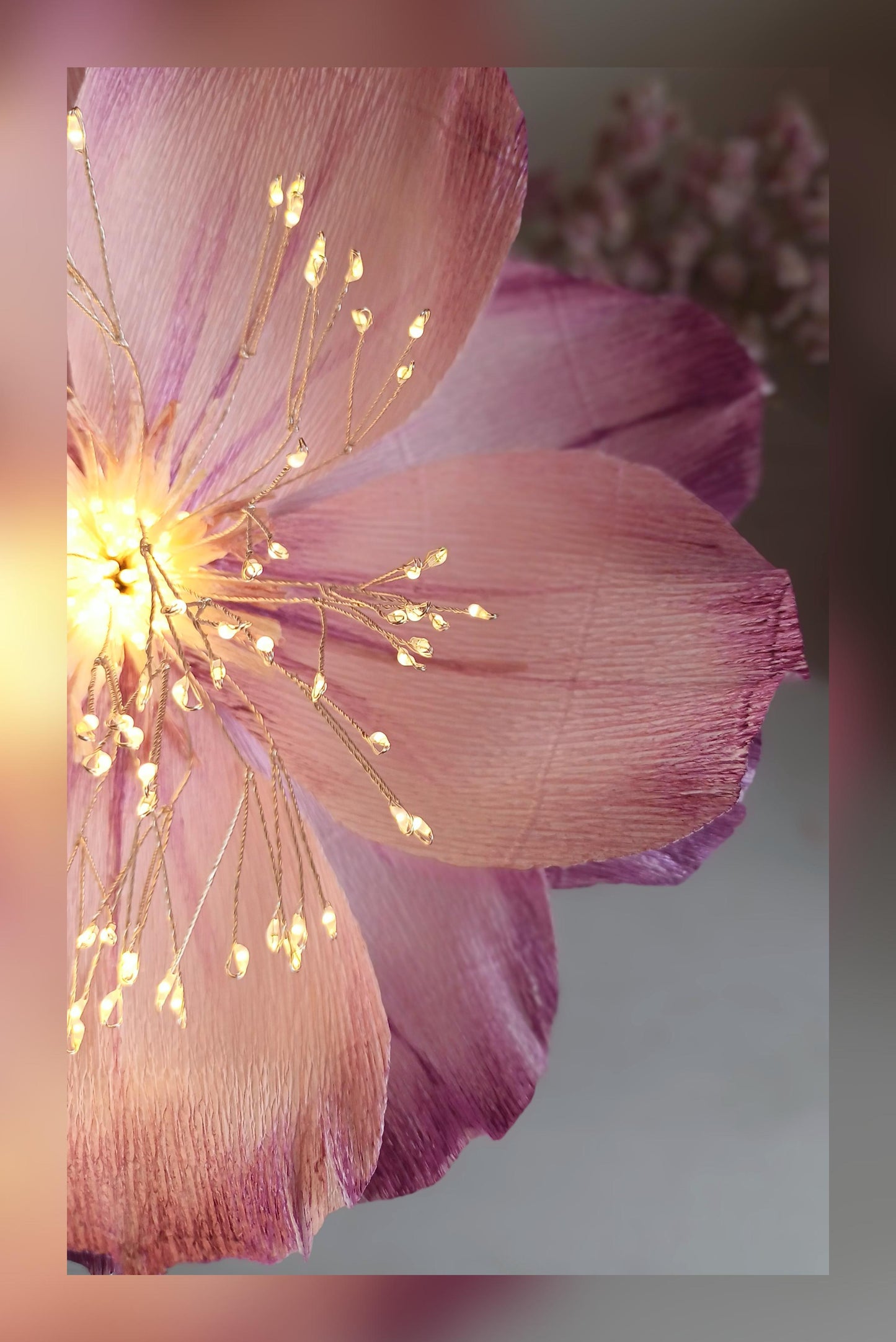 Fleur lumineuse sur tige