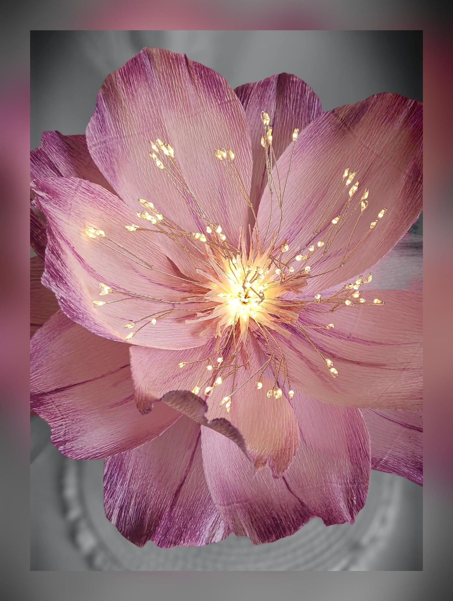 Fleur lumineuse sur tige