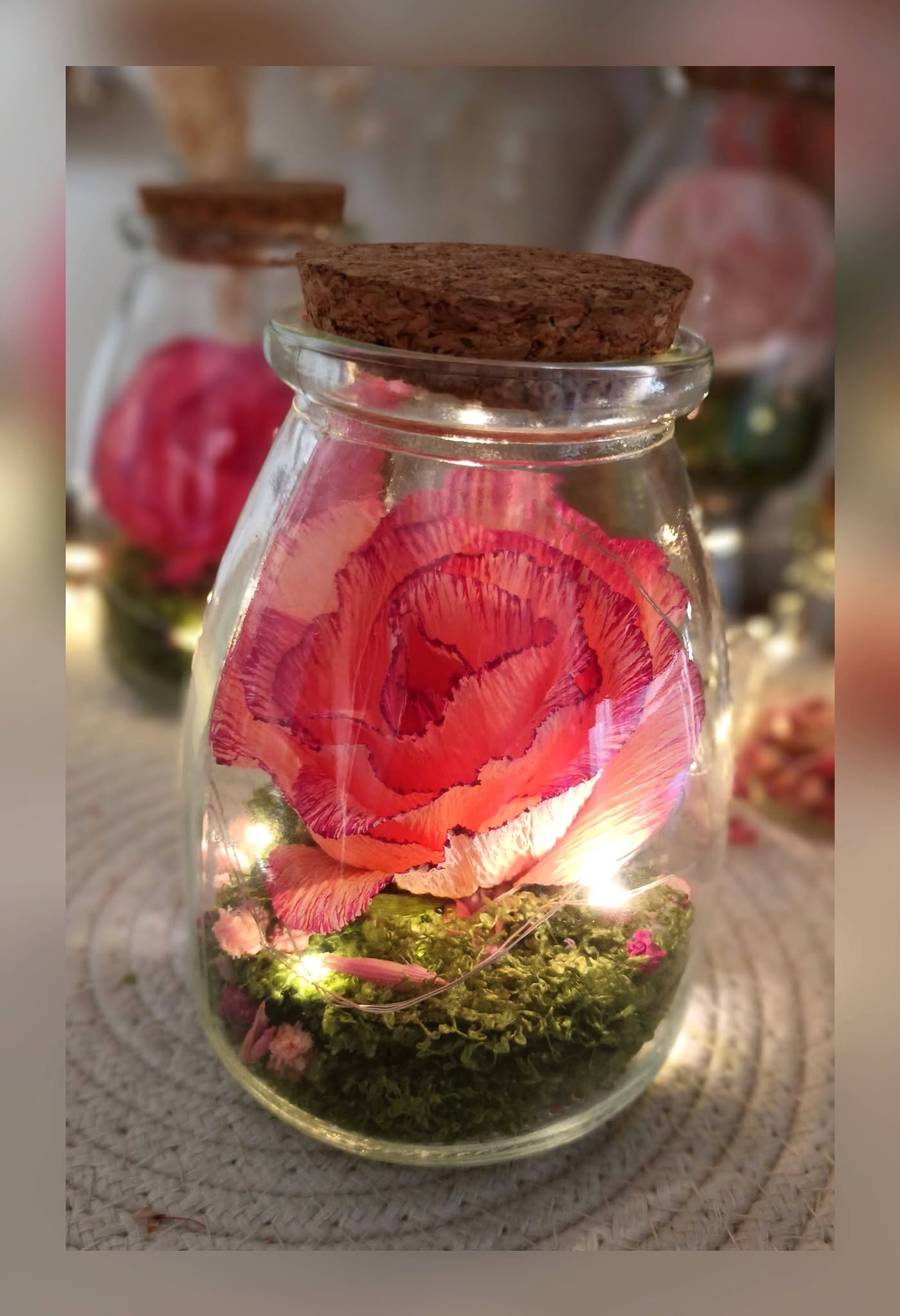 Rose lumineuse en flacon