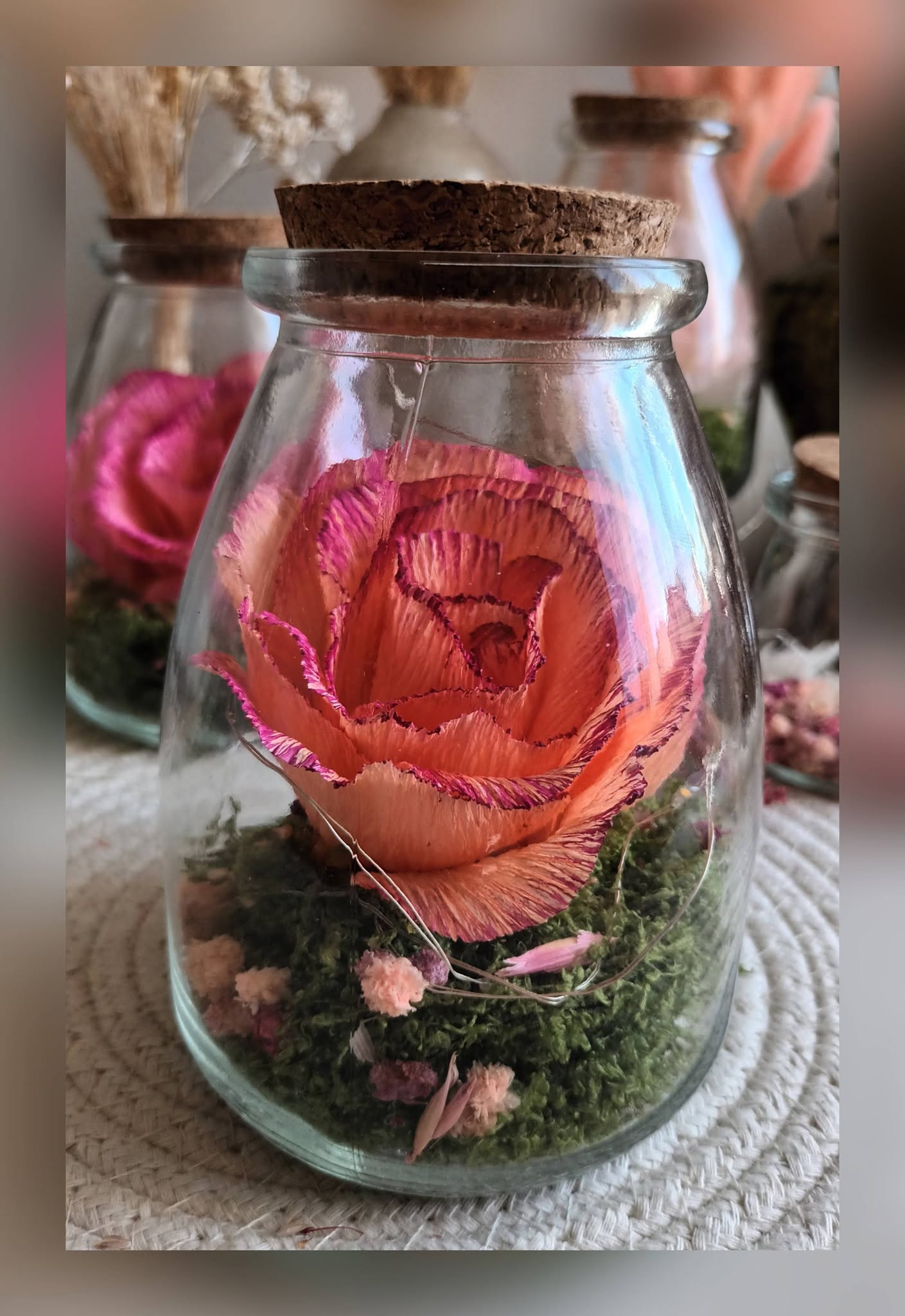 Rose lumineuse en flacon